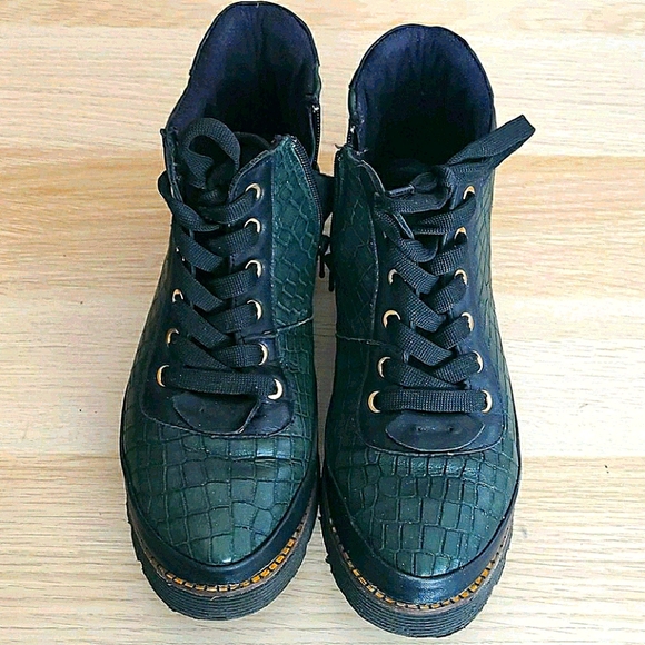 Shoes - Lovely leather green sneakers